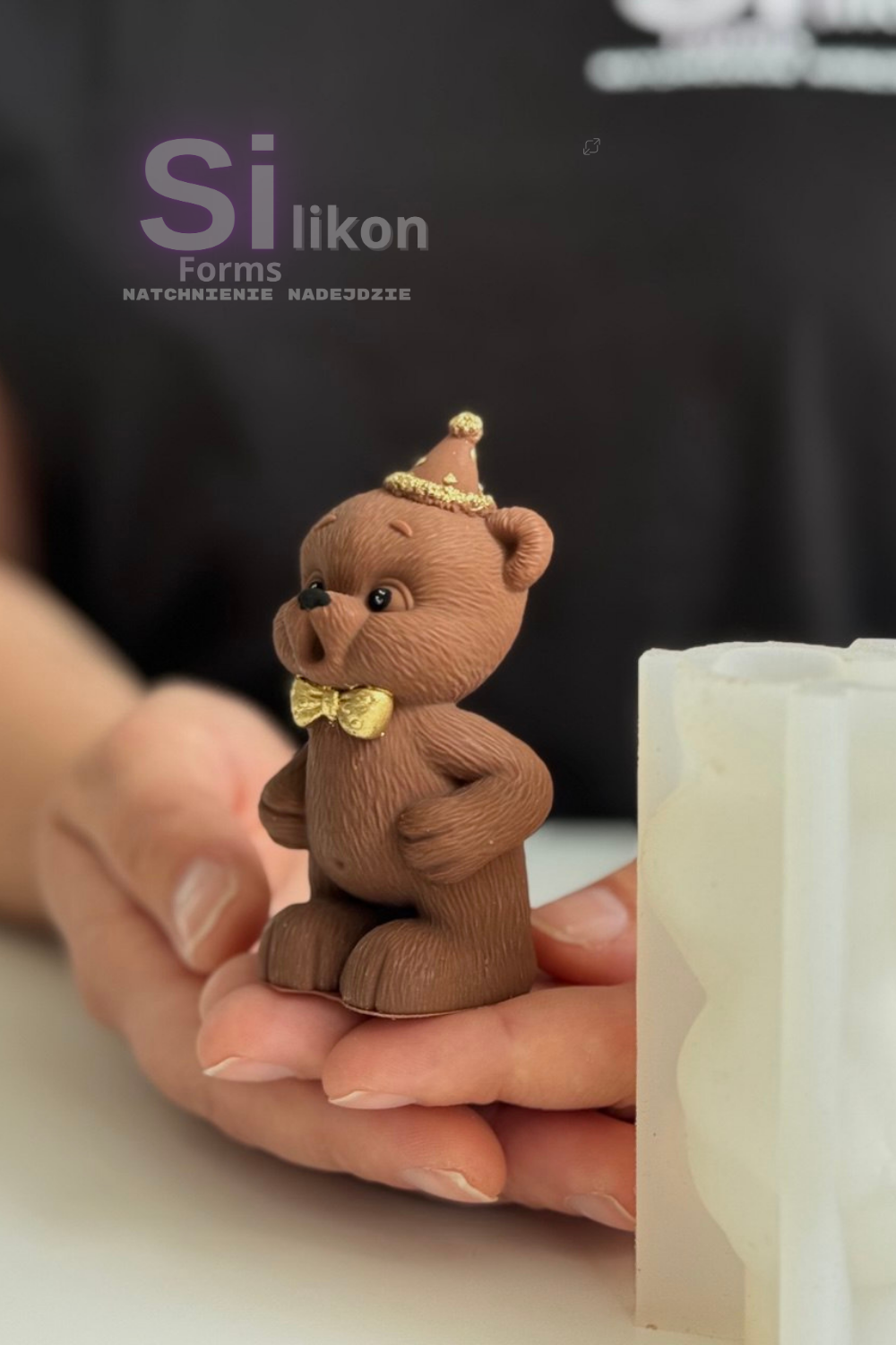 Niedźwiedź zdmuchuje świeczkę