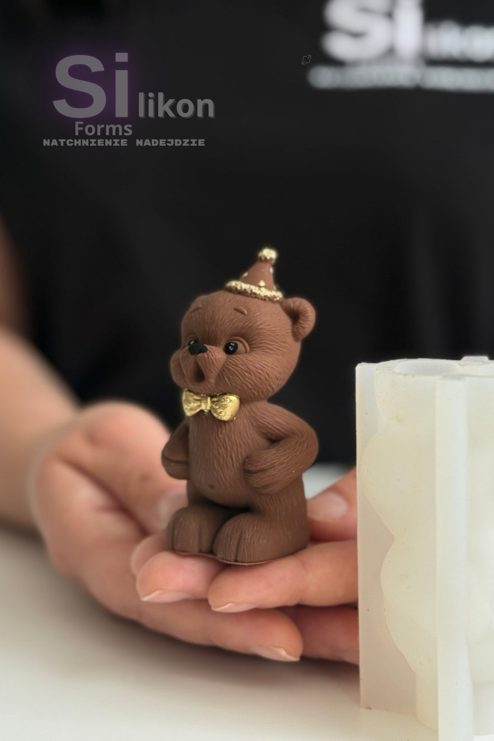 Niedźwiedź zdmuchuje świeczkę