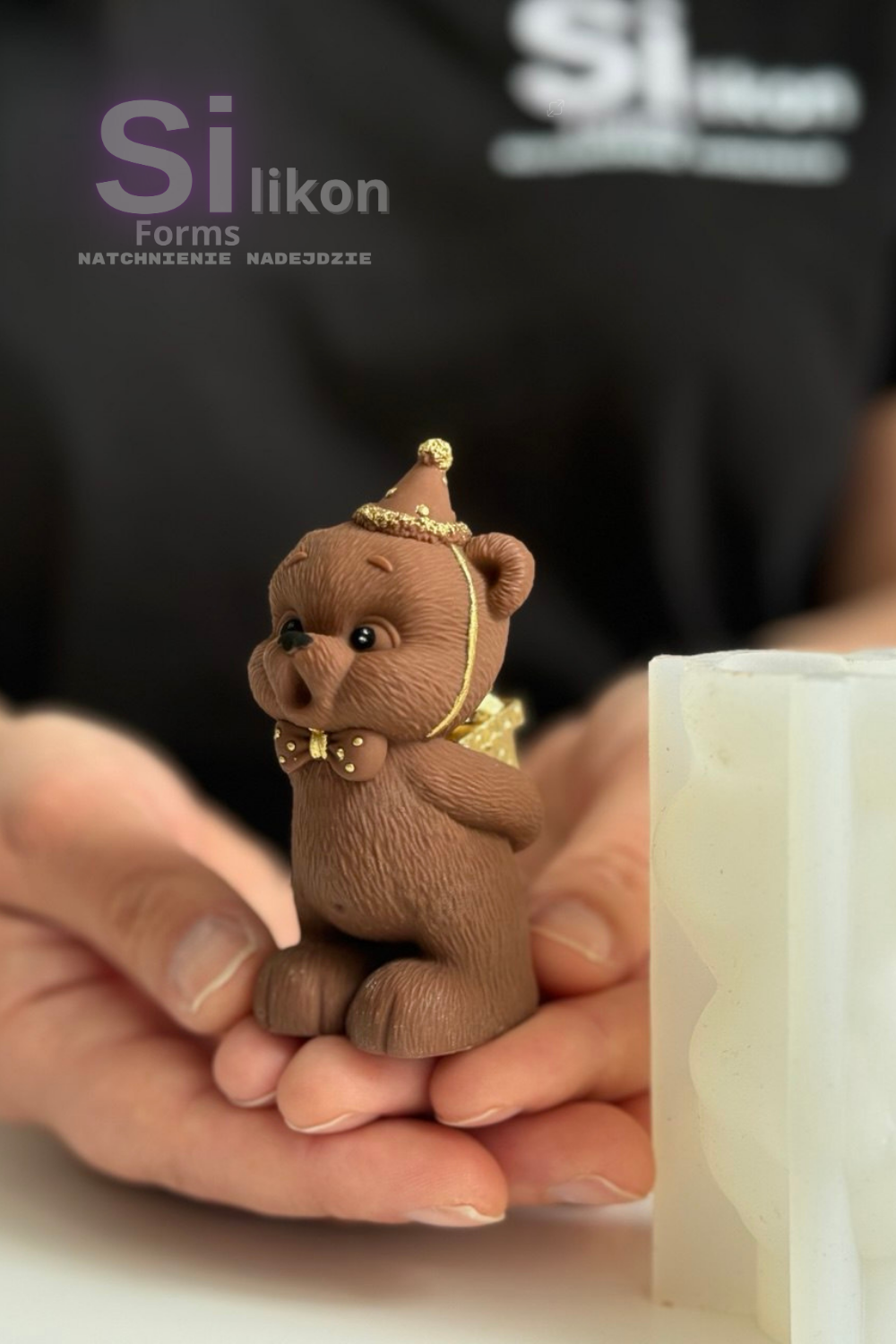 Niedźwiedź zdmuchuje świeczkę z prezentem