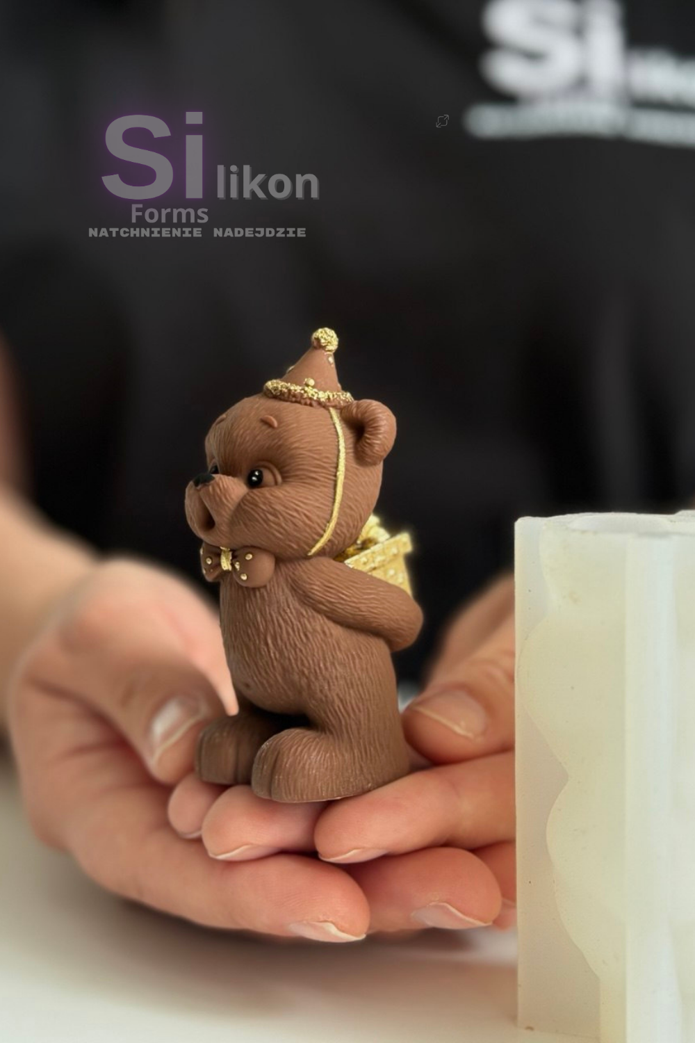 Niedźwiedź zdmuchuje świeczkę z prezentem