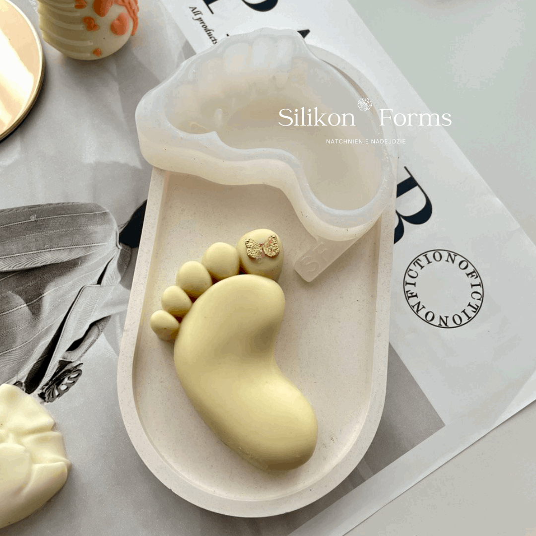 Stopa dziecka z motylem