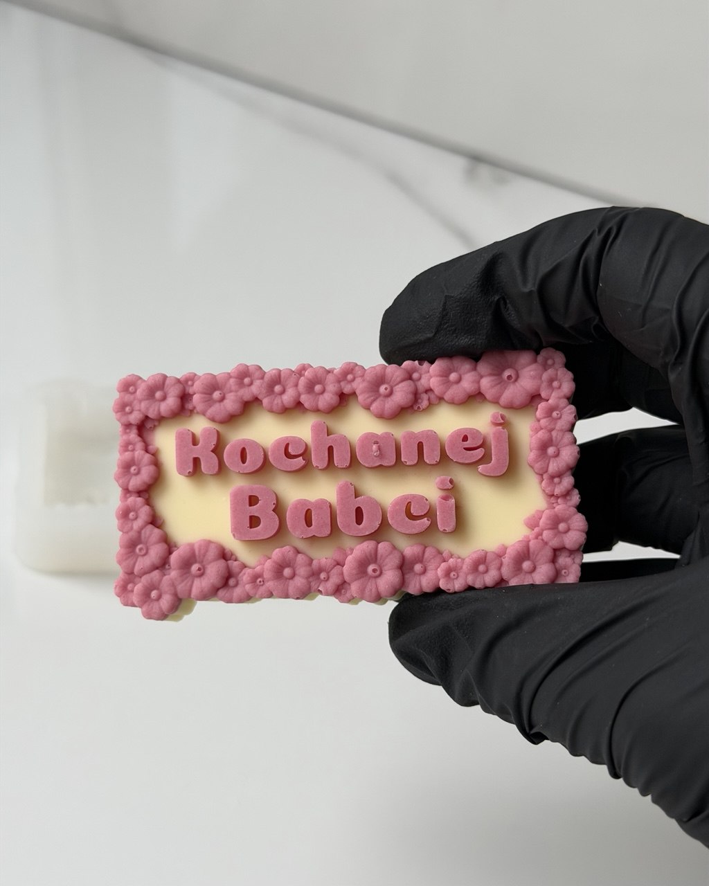 Napis „Kochanej Babci”